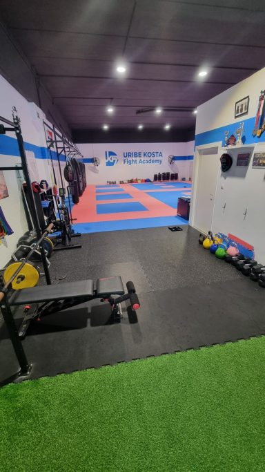 gimnasio pesas entrenamiento funcional crossfit acondicionamiento físico deporte mma